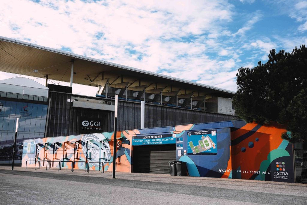 Une nouvelle fresque qui donne des couleurs au parvis du GGL Stadium